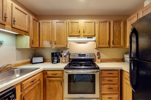 KĂŒhlschrank, Mikrowelle, Ofen, Herdplatte