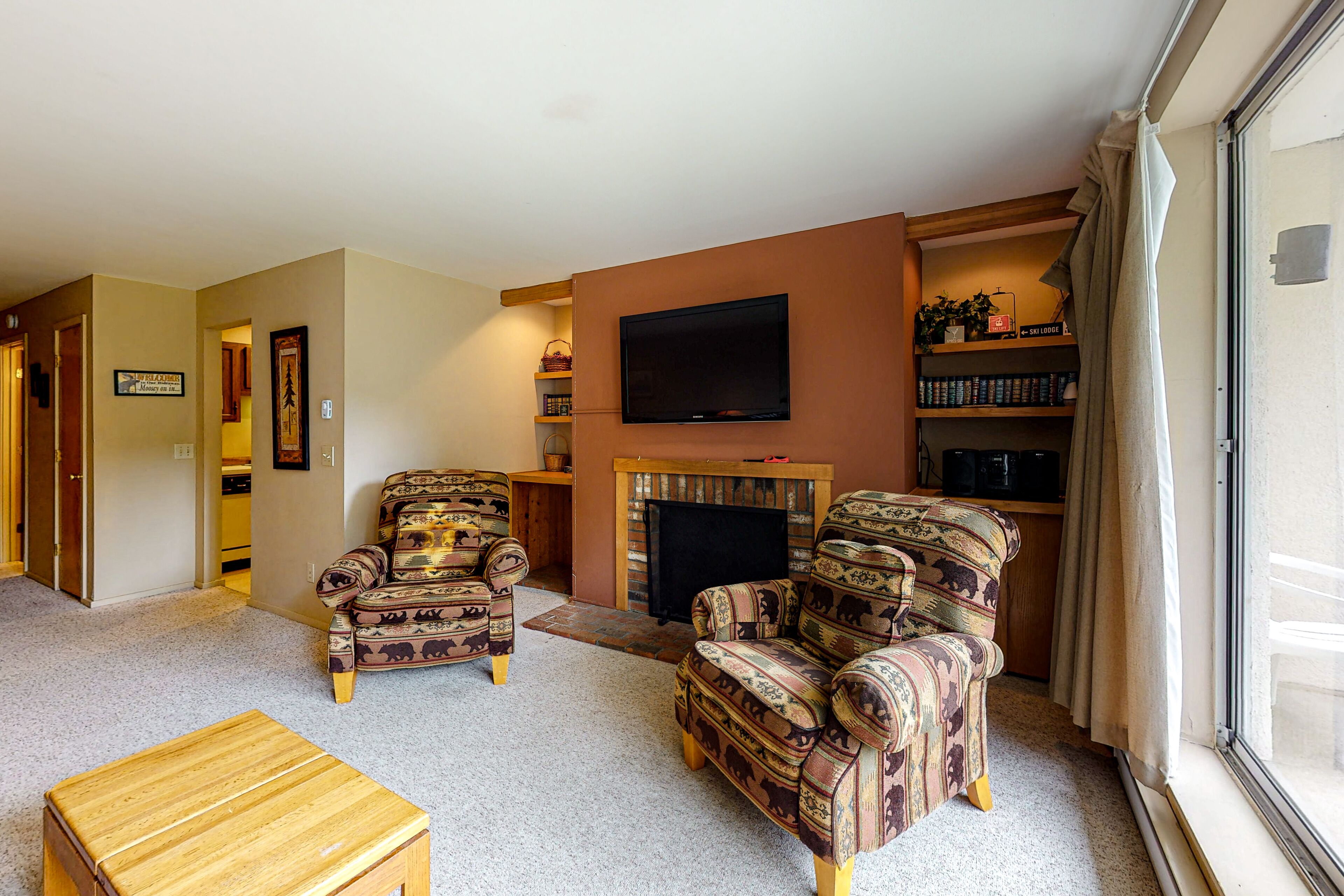 Ski-in/ski-out condo with mountain view, seasonal pool