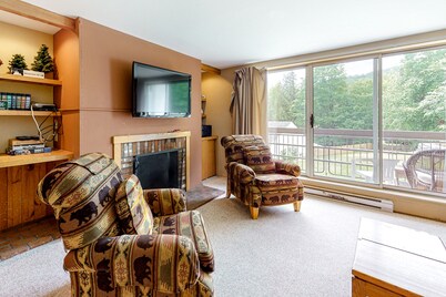 Ski-in/ski-out condo with mountain view, seasonal pool