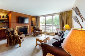 TV, video library - Ski-in/ski-out condo with mountain view, seasonal pool (Warren)