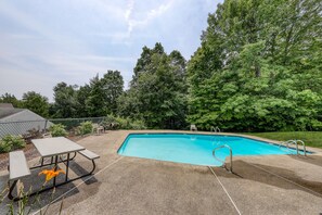 A heated pool - Ski-in/ski-out condo with mountain view, seasonal pool (Warren)