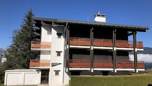 A two-story building with balconies, a garage, and a sign that reads "La Glinette." - 300m from ski slopes, 1st floor, view mountain, balcony, parking, tv, 28m², Saint Gervais (Saint-Gervais-les-Bains)