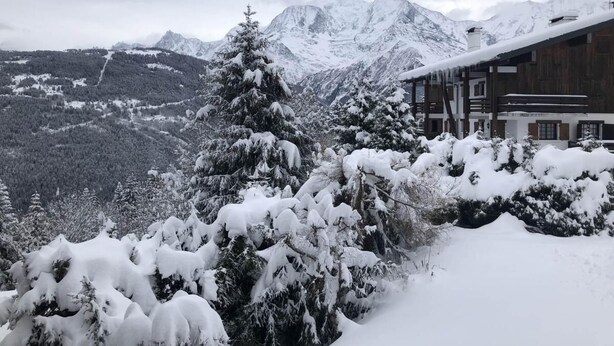 A snow-covered mountain landscape with a wooden building. - 300m from ski slopes, 1st floor, view mountain, balcony, parking, tv, 28m², Saint Gervais (Saint-Gervais-les-Bains)