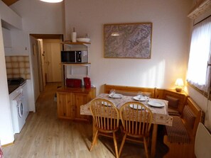 Dining - 3rd floor, view mountain, balcony, parking, tv, ski locker, 38m², Les Contamines-Montjoie (Les Contamines-Montjoie)