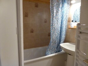 Bathtub - 3rd floor, view mountain, balcony, parking, tv, ski locker, 38m², Les Contamines-Montjoie (Les Contamines-Montjoie)