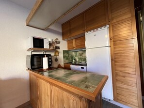 Fridge, oven, dishwasher, coffee/tea maker