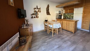 A compact kitchen with wooden cabinets and a built-in microwave. - 10m from ski slopes, 2nd floor, terrace, tv, 28m², Sauze - Super Sauze (Enchastrayes)