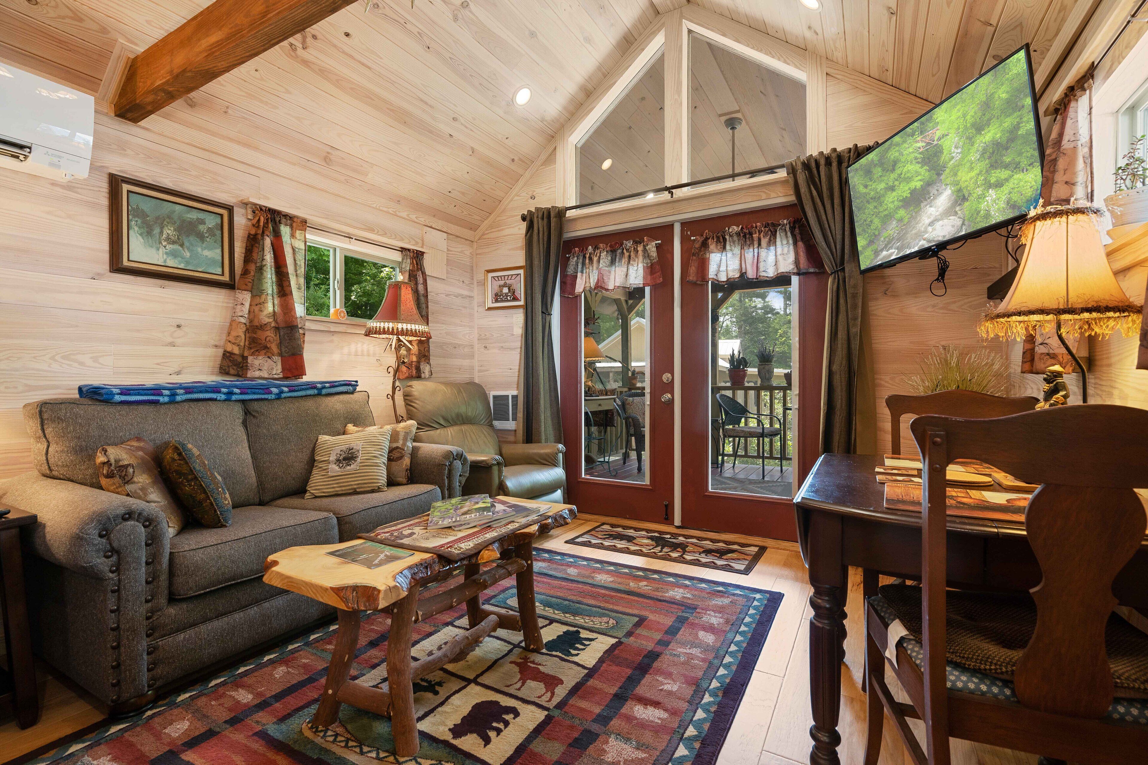 Cozy Cottage in a Quiet Community; walking distance to Main Street!