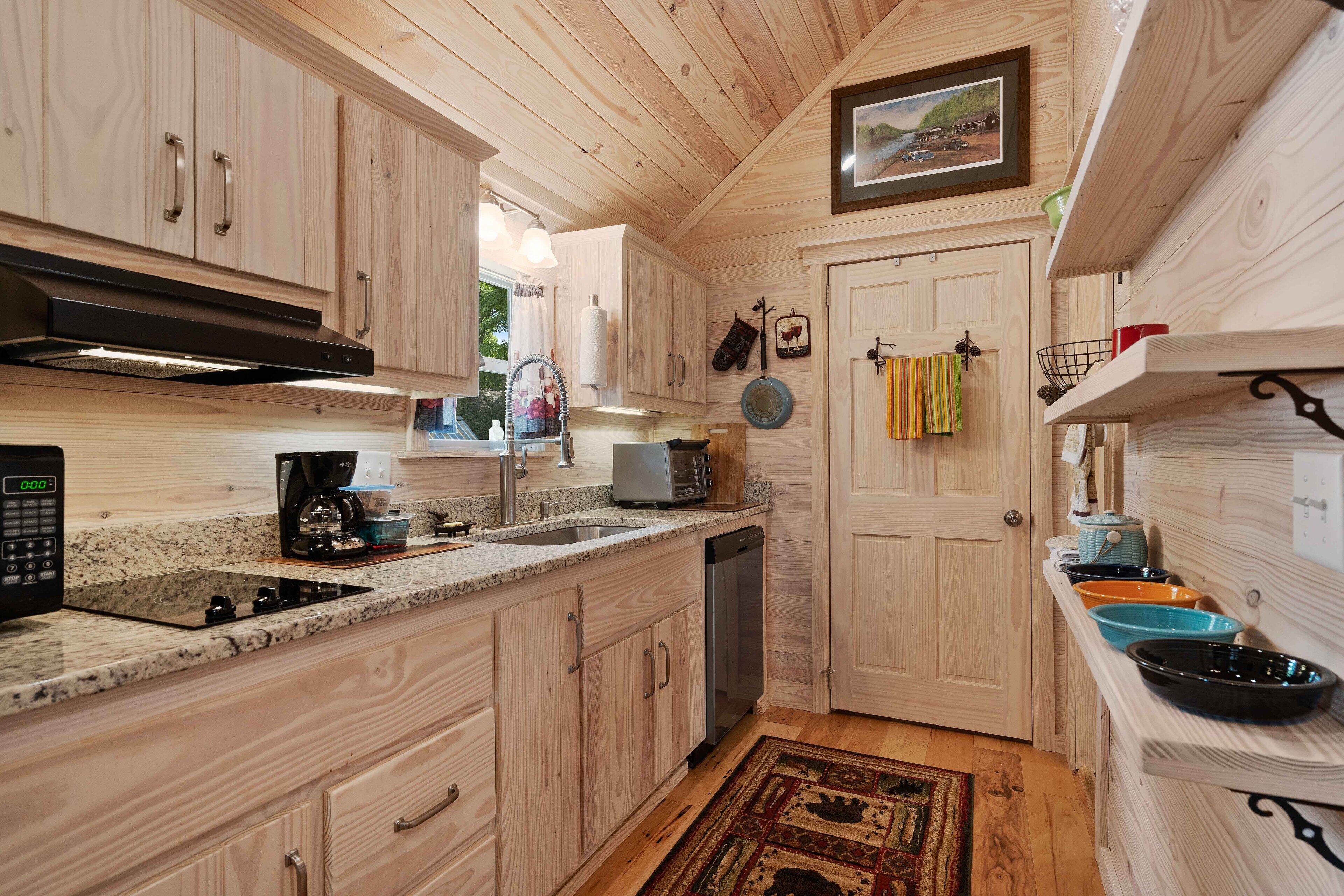 Cozy Cottage in a Quiet Community; walking distance to Main Street!