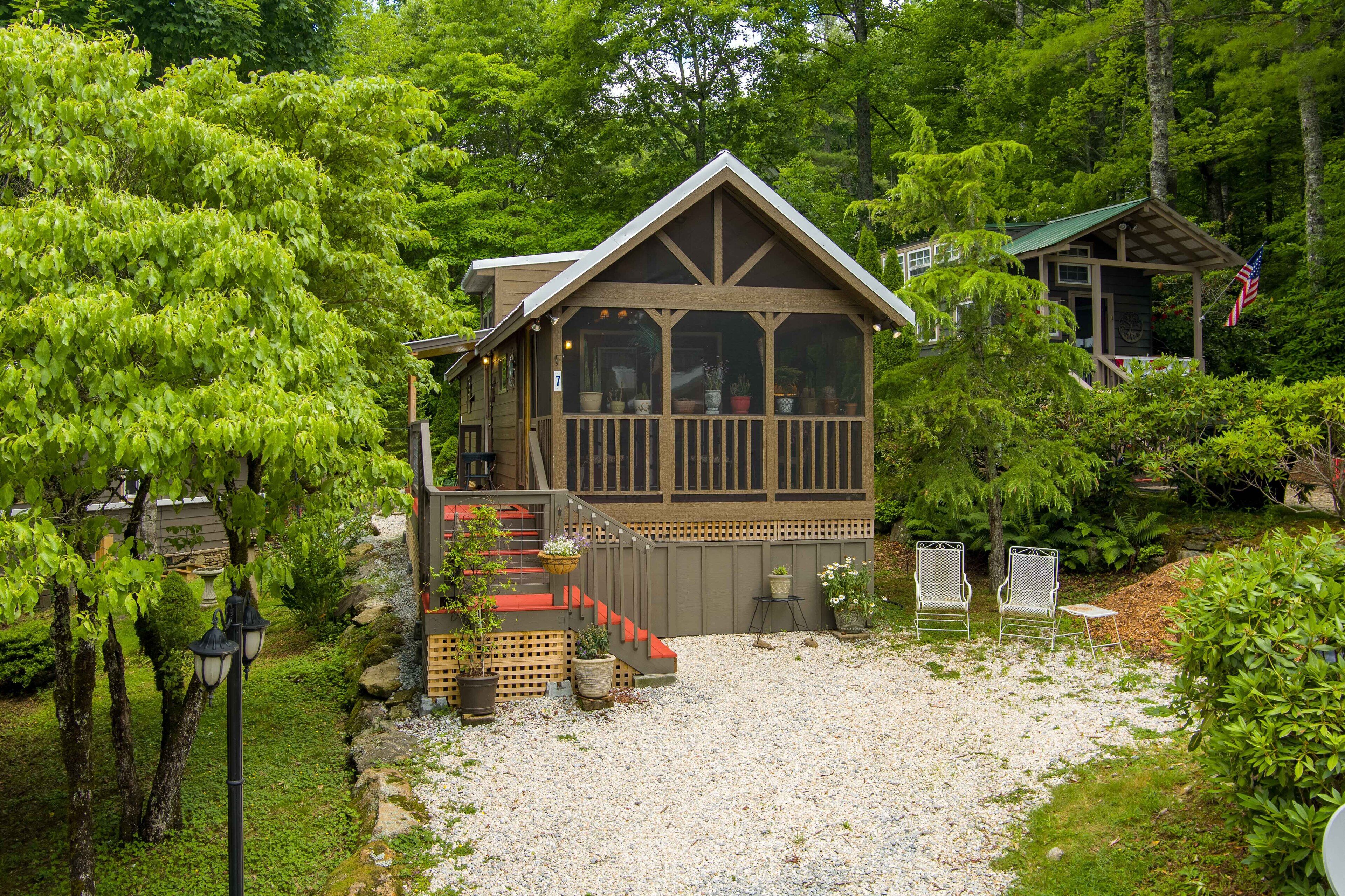 Cozy Cottage in a Quiet Community; walking distance to Main Street!