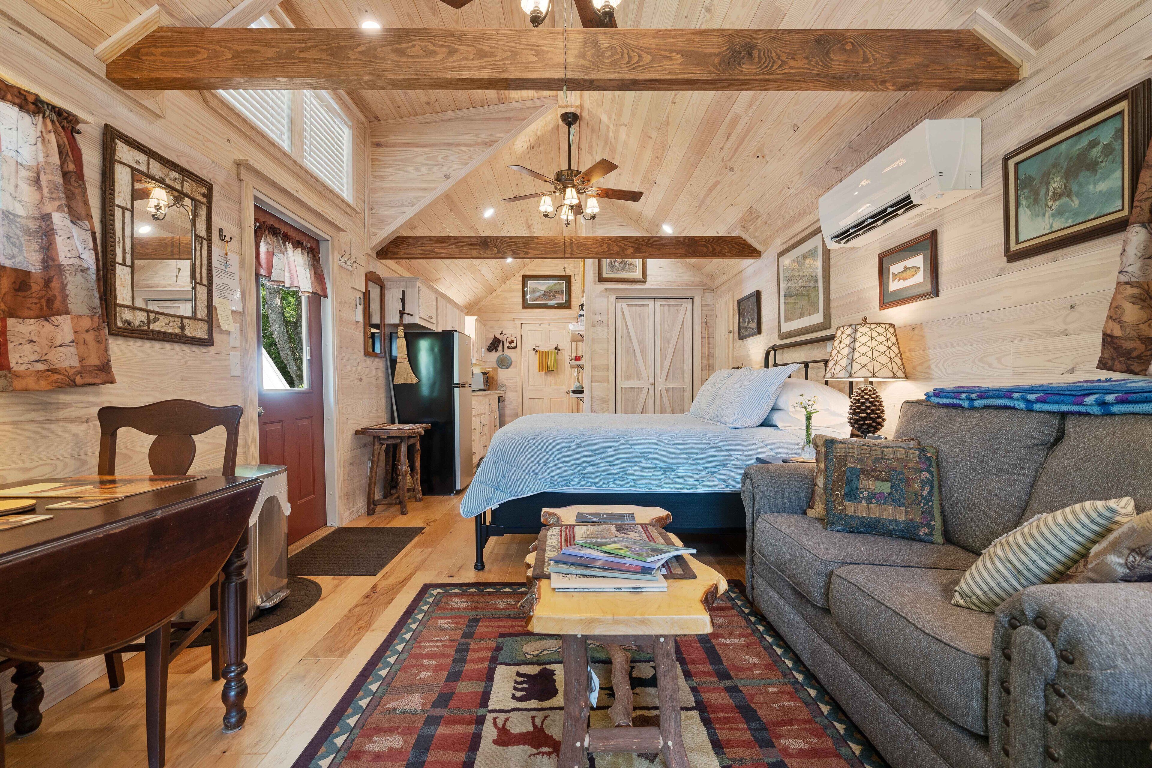 Cozy Cottage in a Quiet Community; walking distance to Main Street!