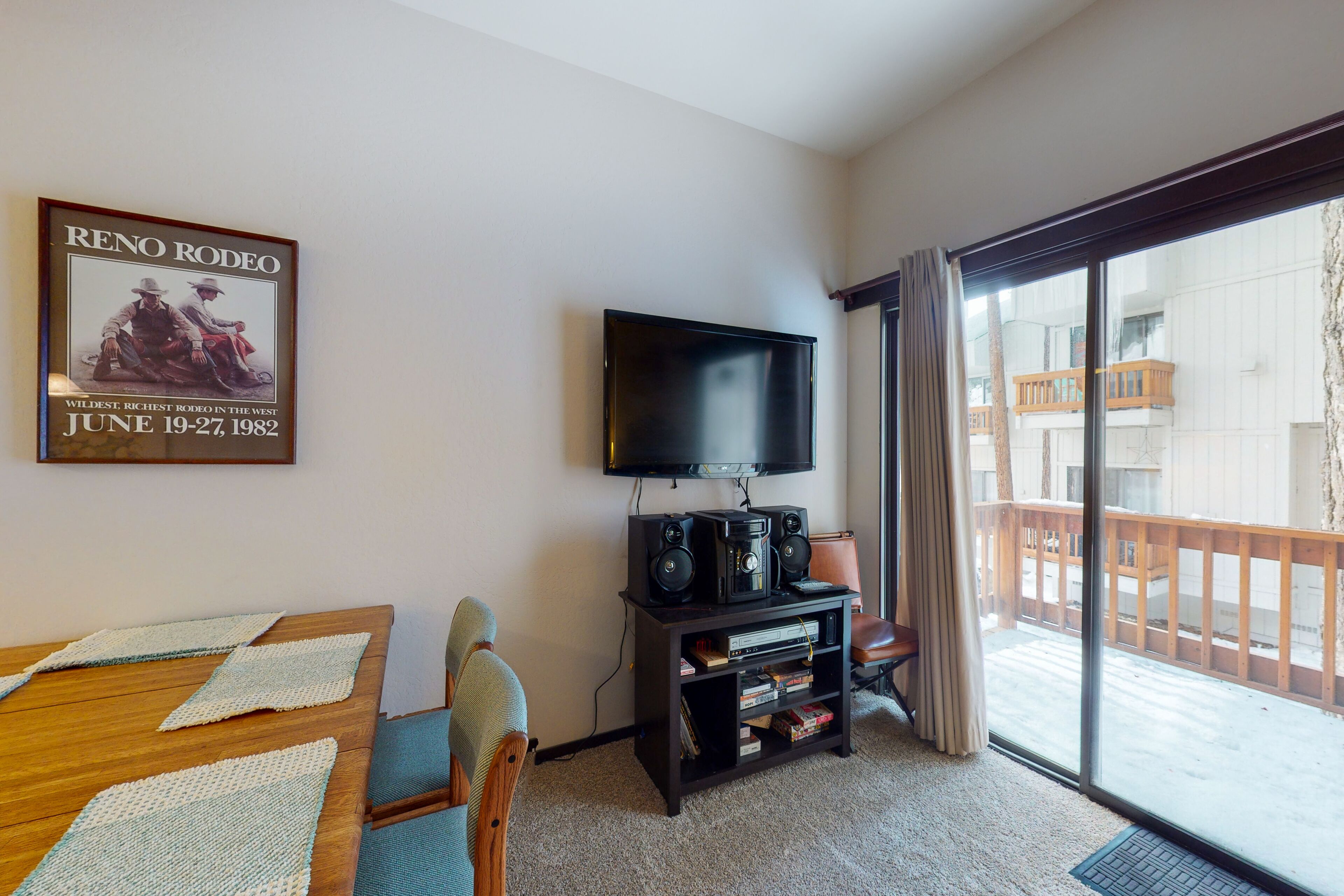 All-Seasons Escape with Amazing Location, Balcony, Fireplace & Free WiFi