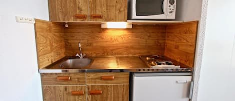 Fridge, microwave, coffee/tea maker