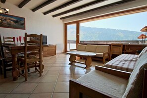 Living area - 300m from resort center, 4th floor, balcony, tv, 55m², Chamrousse (Chamrousse)