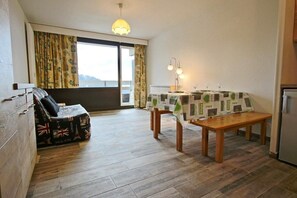 Interior - 20m from resort center, 5th floor, balcony, tv, 30m², Chamrousse (Chamrousse)
