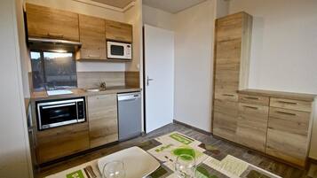 Kjøleskap, mikrobølgeovn og oppvaskmaskin