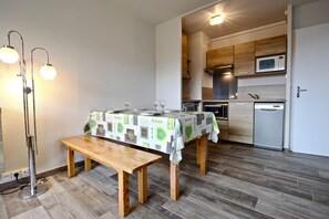 Dining - 20m from resort center, 5th floor, balcony, tv, 30m², Chamrousse (Chamrousse)