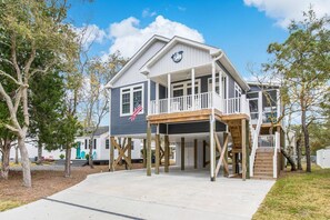 Exterior - Pet Friendly, Perfect Beach Getaway! Private Bungalow w/ living Space! (Oak Island)