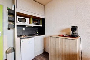 Réfrigérateur, micro-ondes, cafetière/bouilloire
