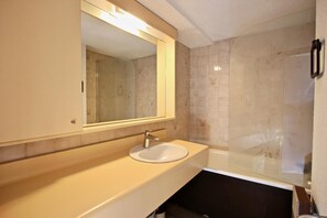 Bathtub - 2nd floor, balcony, tv, 24m², Chamrousse (Chamrousse)