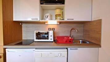 Réfrigérateur, micro-ondes, four, lave-vaisselle