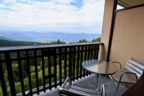 A balcony with a metal table and two chairs, overlooking a mountainous landscape. - 300m from ski slopes, 12nd floor, balcony, tv, 21m², Chamrousse (Chamrousse)