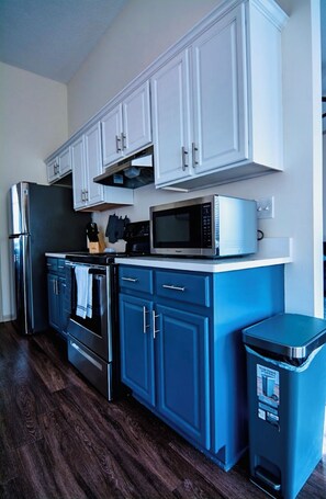 Refrigerador, microondas, horno y parrilla de estufa 