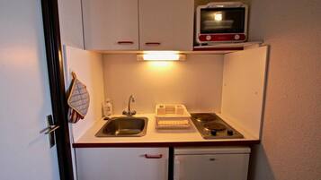 Réfrigérateur, micro-ondes, four, cafetiÚre/bouilloire