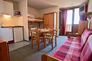 Interior - 100m from ski slopes, 4th floor, balcony, tv, ski locker, 24m², Chamrousse (Chamrousse)