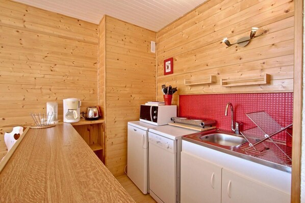 Fridge, microwave, dishwasher, coffee/tea maker