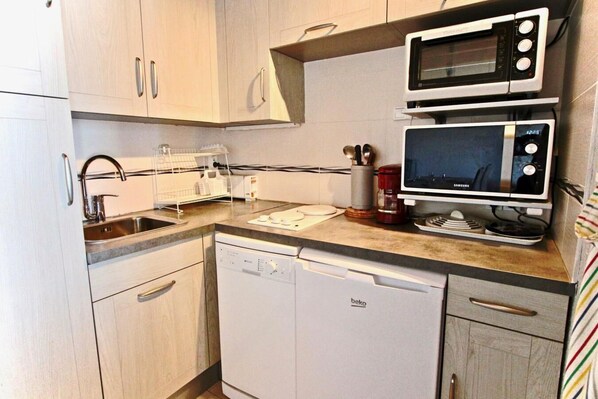 Kühlschrank, Mikrowelle, Geschirrspüler