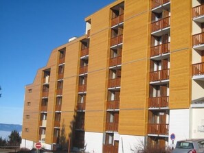 A multi-story building with a wooden facade and balconies. - 100m from ski slopes, 3rd floor, balcony, ski locker, 24m², Chamrousse (Chamrousse)