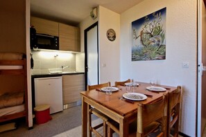 Dining - 100m from ski slopes, 3rd floor, balcony, ski locker, 24m², Chamrousse (Chamrousse)