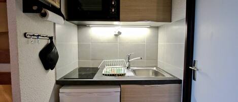 Jääkaappi, mikroaaltouuni, kahvin-/teenkeitin, leivänpaahdin