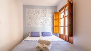 1 bedroom, free Internet, bed sheets