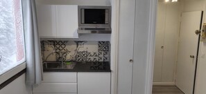 Réfrigérateur, micro-ondes, cafetière/bouilloire, grille-pain