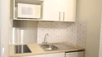 Fridge, microwave, oven, coffee/tea maker