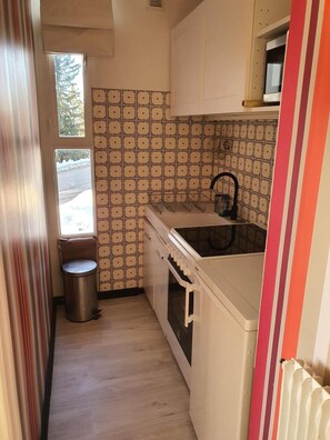 Een koelkast, een microgolfoven, een oven