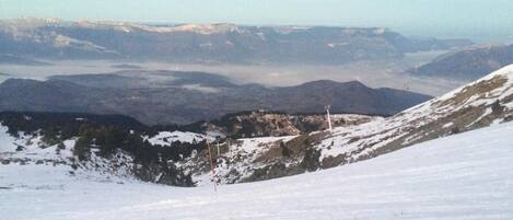 Un paysage de montagne enneigé sous un ciel dégagé.