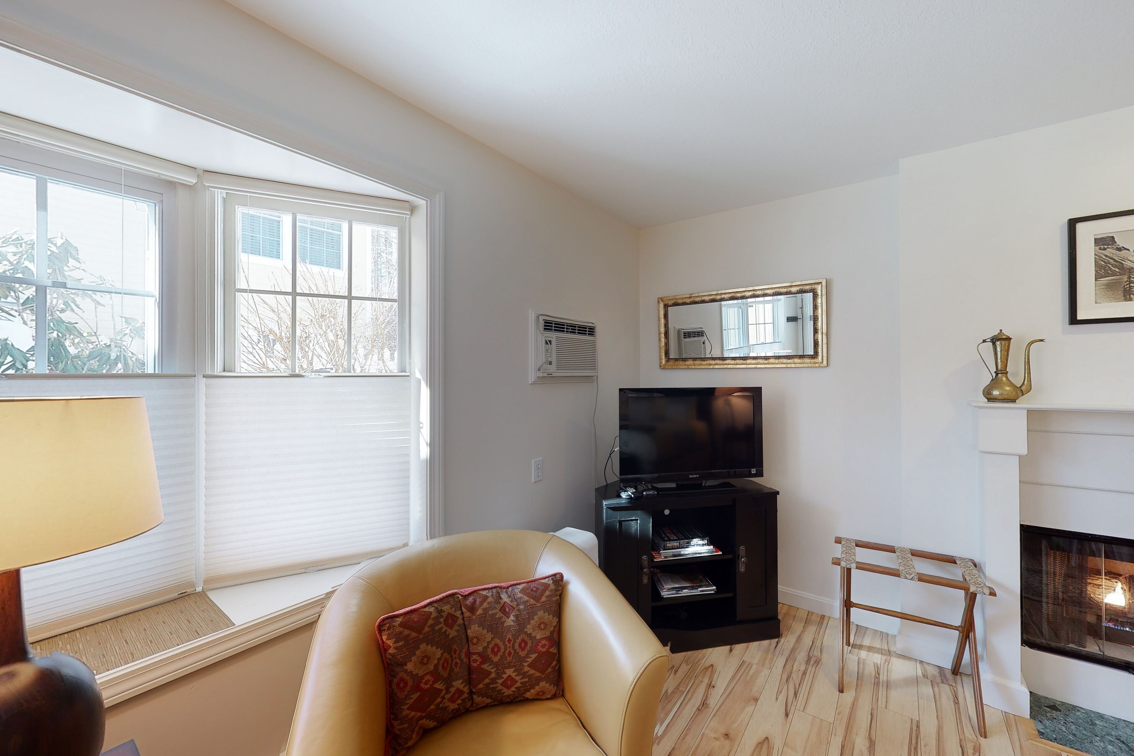 Ground Floor Studio with fast WiFi, Gas Fireplace, & Mini-Fridge - Near Slopes