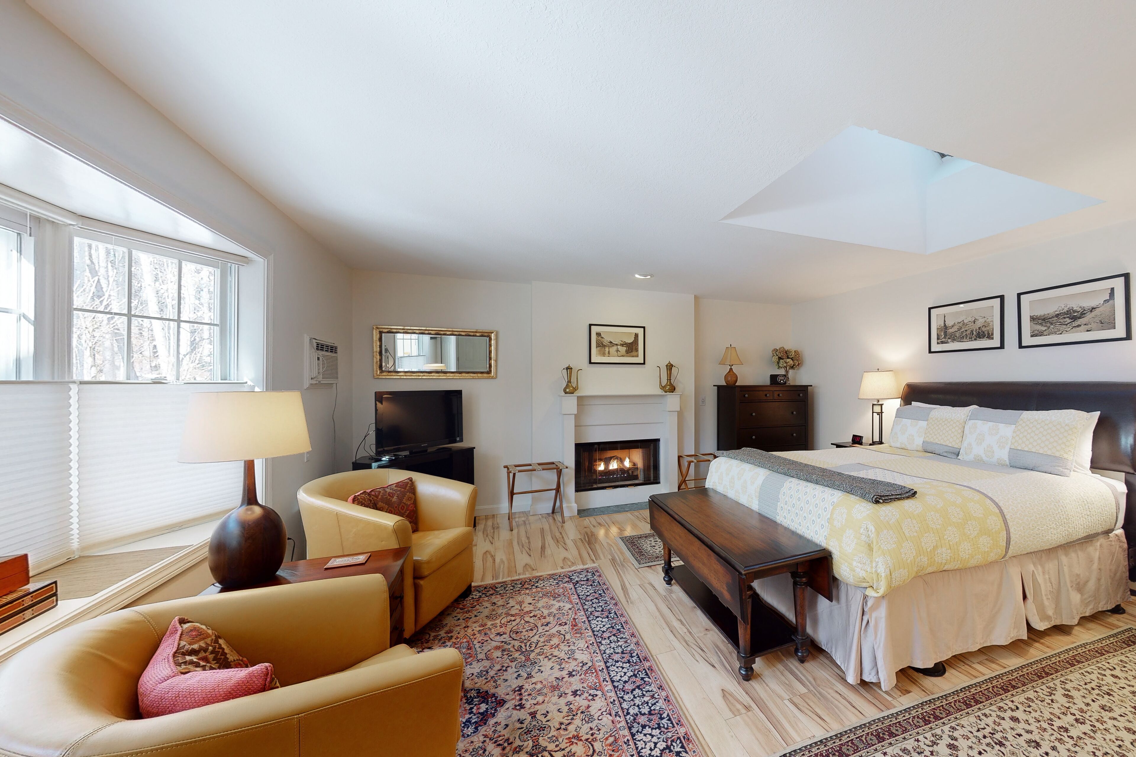 Ground Floor Studio with fast WiFi, Gas Fireplace, & Mini-Fridge - Near Slopes