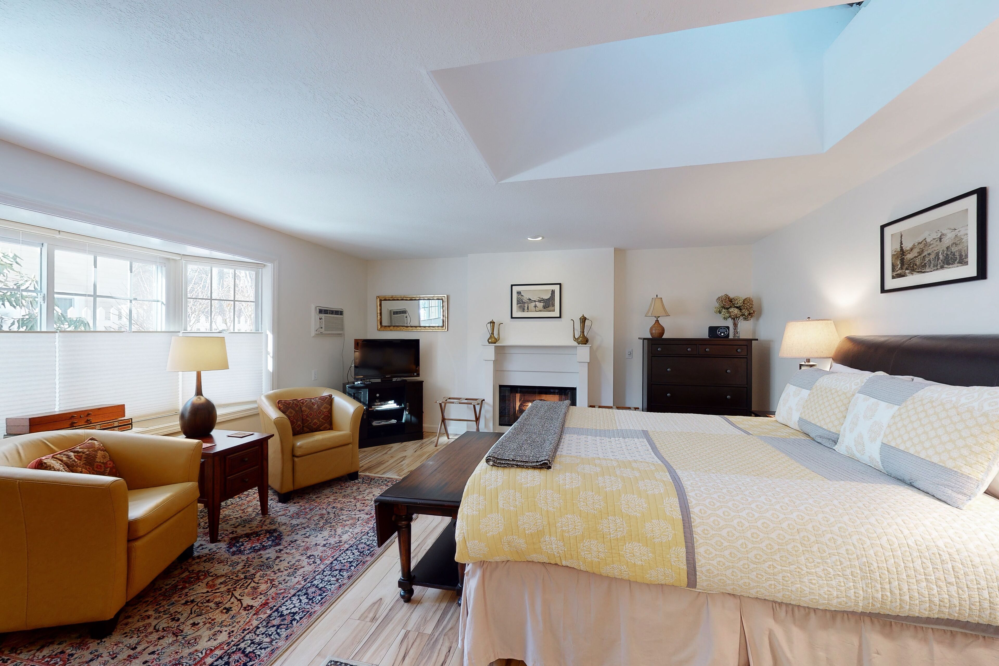 Ground Floor Studio with fast WiFi, Gas Fireplace, & Mini-Fridge - Near Slopes