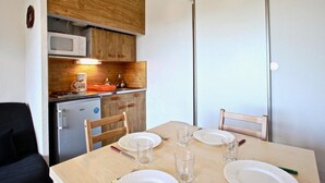 Kaffetrakter/tekoker, kjøleskap, mikrobølgeovn og brødrister
