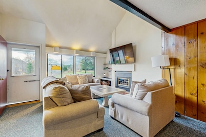 Golf course-front condo with loft, indoor & outdoor pools, hot tub, & game room