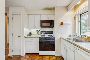 Jääkaappi, mikroaaltouuni, uuni, liesi