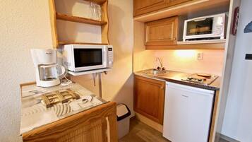 Fridge, microwave, oven, coffee/tea maker