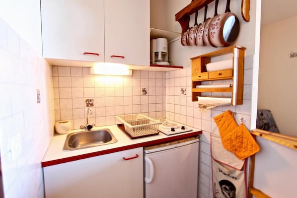 Réfrigérateur, micro-ondes, four, cafetière/bouilloire