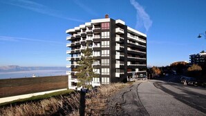 A multi-story building with balconies, a clear sky, and a view of the landscape. - 300m from ski slopes, 6th floor, balcony, tv, 27m², Chamrousse (Chamrousse)