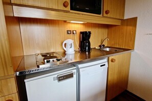 Een koelkast, een microgolfoven, een oven, een vaatwasser