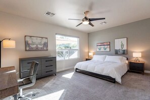 2 室のベッドルーム、デスク、アイロン / アイロン台、旅行用ベビーベッド